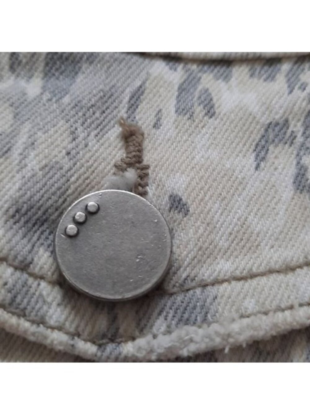 Free People Grey Camo Faded Cropped Camouflage Denim Jean Jacket Made US Size M - Picture 6 of 8